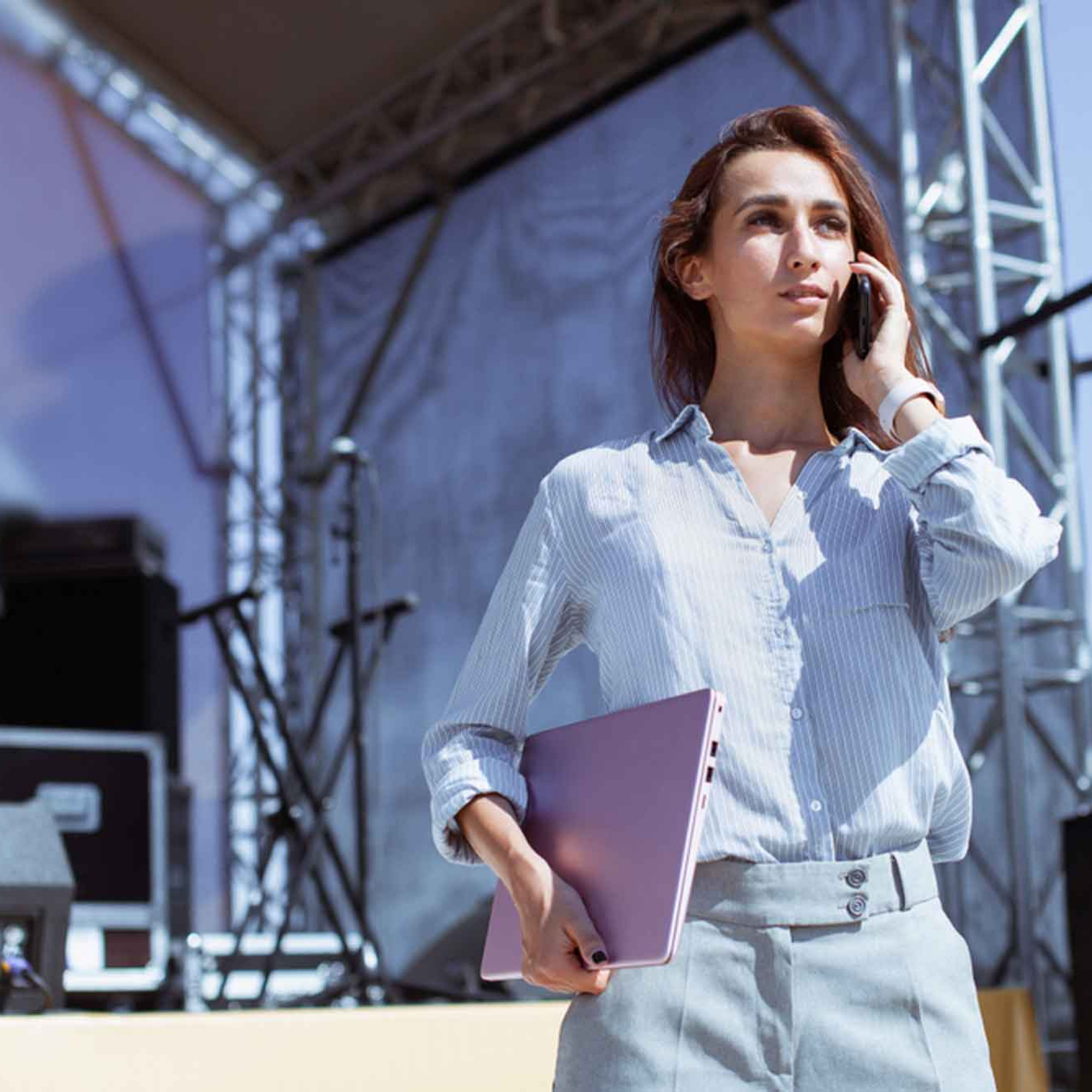 Junge Eventmanagerin telefoniert auf einem Event